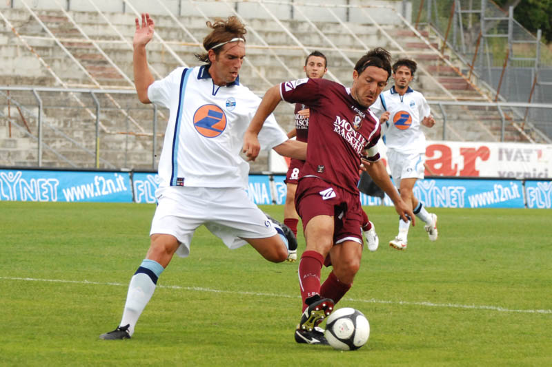 Villagatti contro Chianese in Arezzo-Lecco 1-0 del 2009